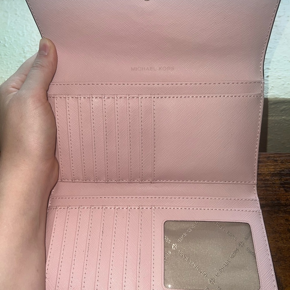 MICHAEL KORS Pale Pink Wallet with Gold Logo - Picture 3 of 3